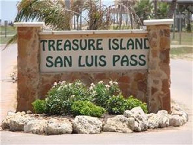 231 Schooner Drive, Freeport, TX 77541