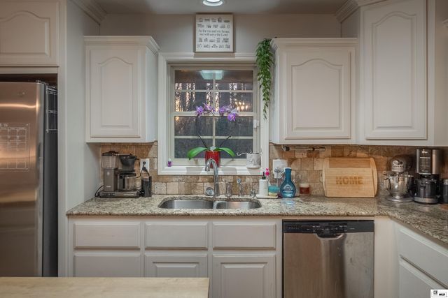 327 HEDGE HILL COVE, Calhoun, LA 71225