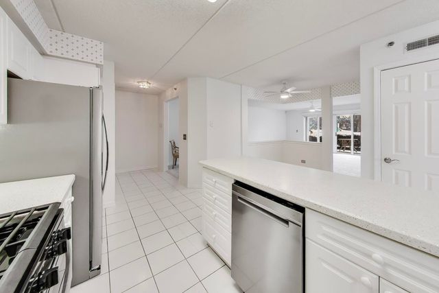 710 Creekside Drive 110A, Mount Prospect, IL 60056