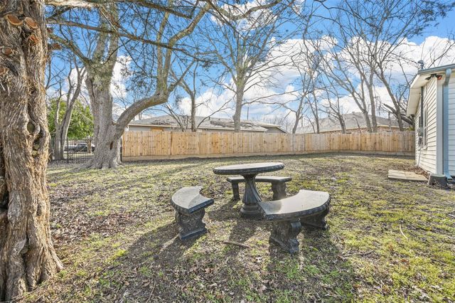 611 N Elm Street, Lancaster, TX 75146
