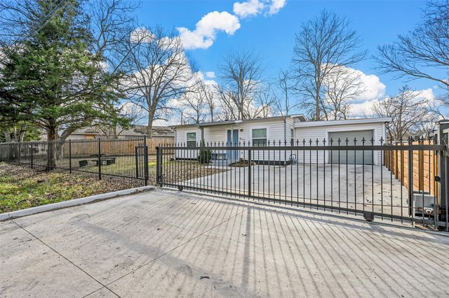 611 N Elm Street, Lancaster, TX 75146