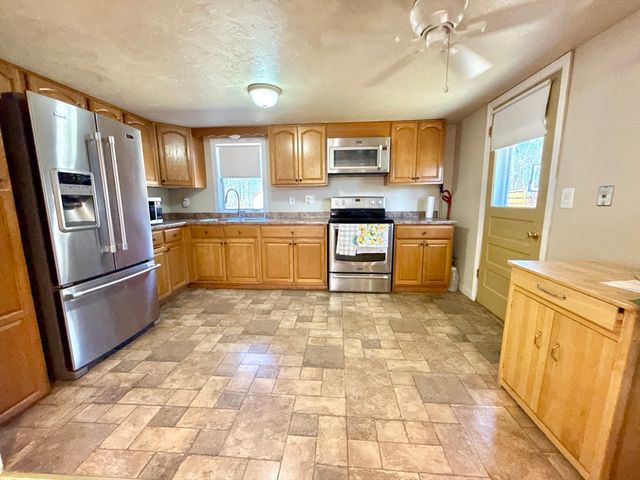 12 Carron Ln, Oxford, MA 01540