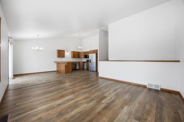 6204 56th Avenue S, Fargo, ND 58104