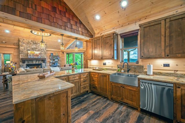 193 Pontoosuc Drive, Mineral Bluff, GA 30559