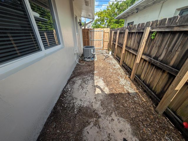 816 NE 4th St 1, Fort Lauderdale, FL 33301