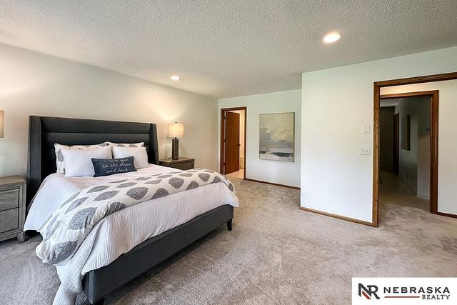 1222 N 101 Circle, Omaha, NE 68114