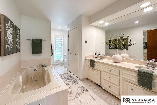1222 N 101 Circle, Omaha, NE 68114