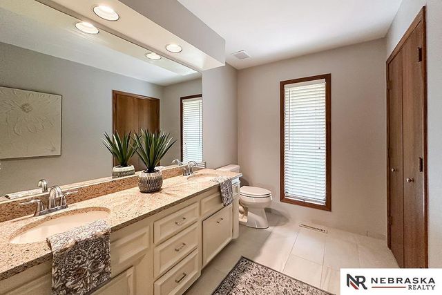 1222 N 101 Circle, Omaha, NE 68114