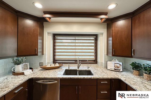 1222 N 101 Circle, Omaha, NE 68114