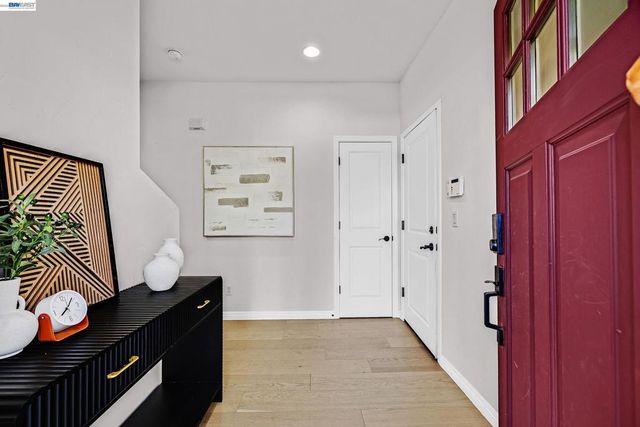 1015 Greenbrier Ct, San Leandro, CA 94577