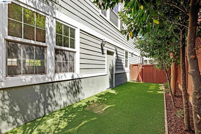 1015 Greenbrier Ct, San Leandro, CA 94577