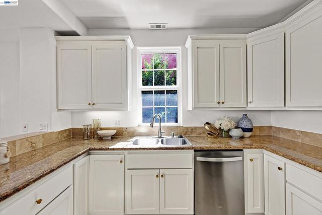 1015 Greenbrier Ct, San Leandro, CA 94577