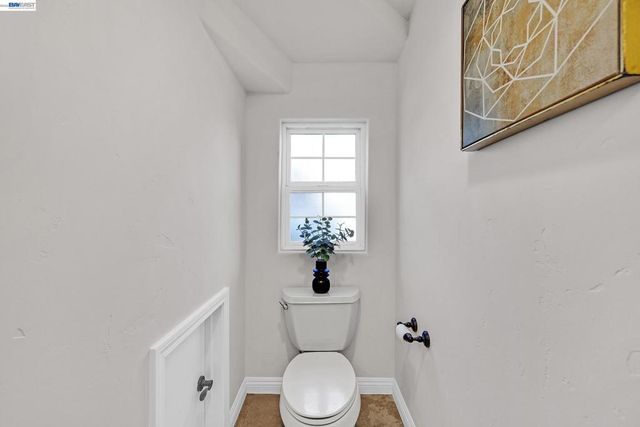 1015 Greenbrier Ct, San Leandro, CA 94577
