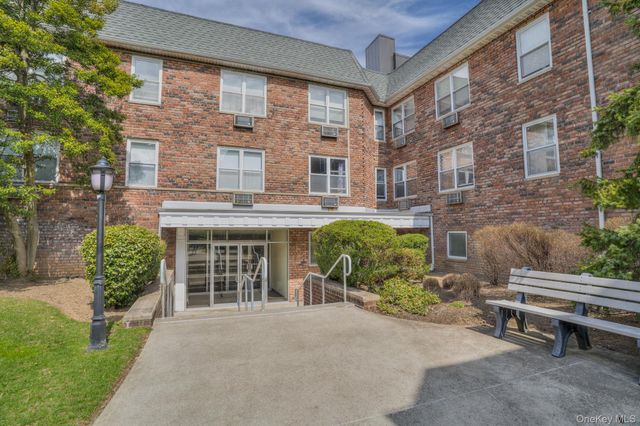 20 Daley Place 113, Lynbrook, NY 11563