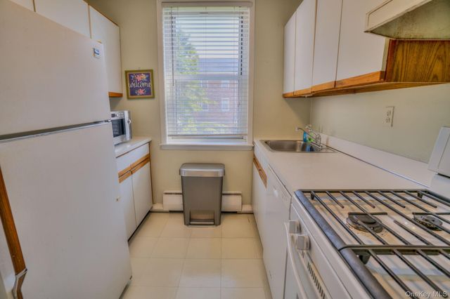 20 Daley Place 113, Lynbrook, NY 11563