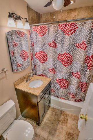 20 Daley Place 113, Lynbrook, NY 11563