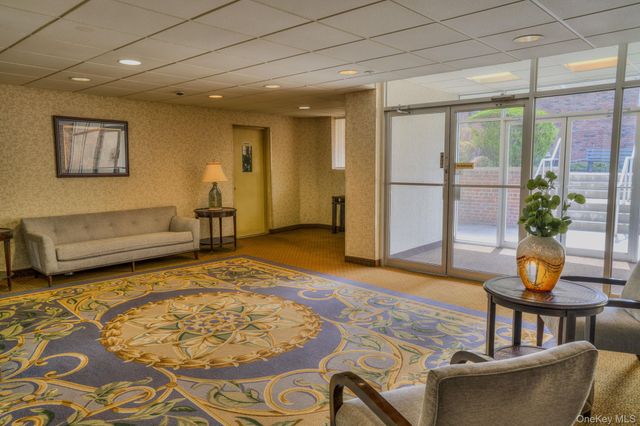 20 Daley Place 113, Lynbrook, NY 11563