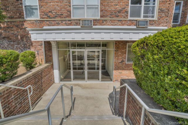 20 Daley Place 113, Lynbrook, NY 11563