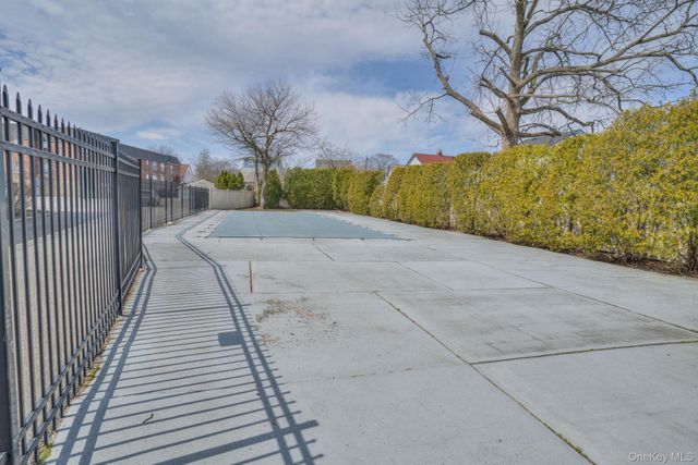 20 Daley Place 113, Lynbrook, NY 11563