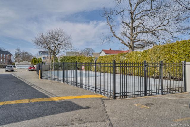 20 Daley Place 113, Lynbrook, NY 11563