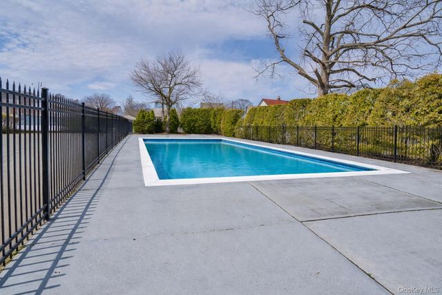 20 Daley Place 113, Lynbrook, NY 11563