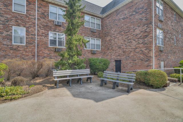 20 Daley Place 113, Lynbrook, NY 11563