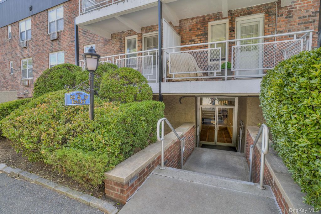 20 Daley Place 113, Lynbrook, NY 11563