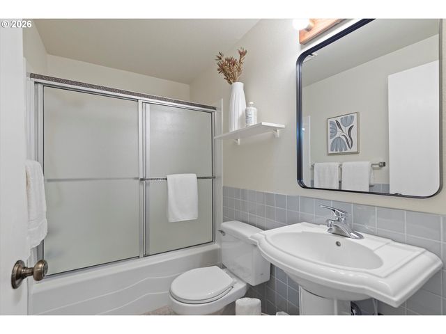 3161 Nw ASHLAND Dr, Beaverton, OR 97006