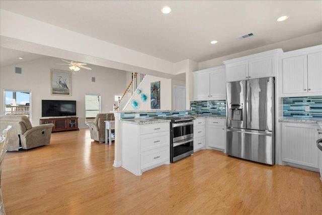314 Windward Way, Tiki Island, TX 77554