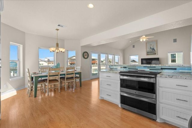 314 Windward Way, Tiki Island, TX 77554