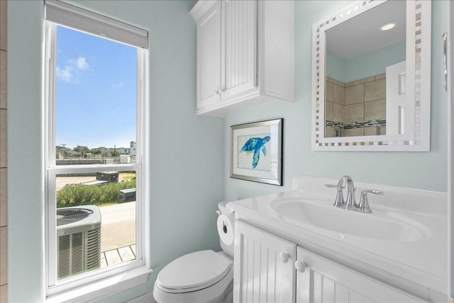 314 Windward Way, Tiki Island, TX 77554
