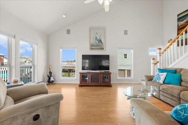 314 Windward Way, Tiki Island, TX 77554
