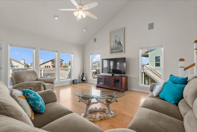 314 Windward Way, Tiki Island, TX 77554