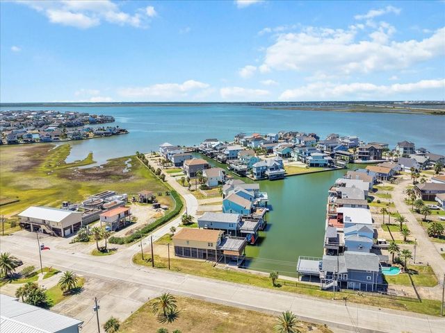 314 Windward Way, Tiki Island, TX 77554