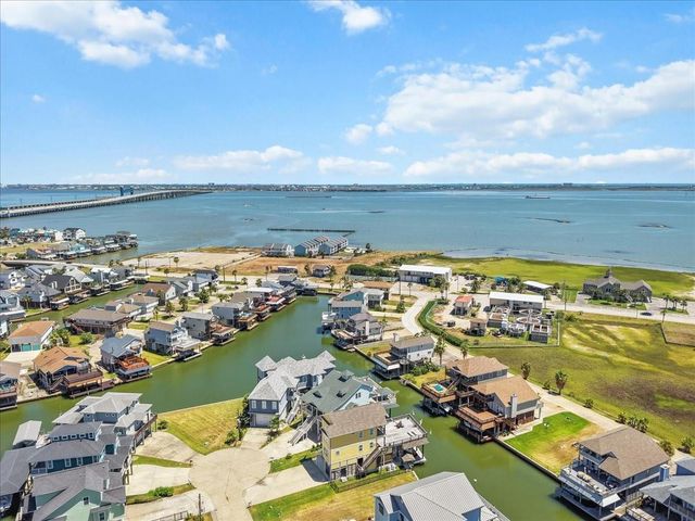 314 Windward Way, Tiki Island, TX 77554