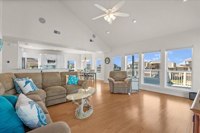 314 Windward Way, Tiki Island, TX 77554