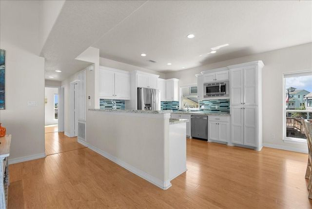 314 Windward Way, Tiki Island, TX 77554