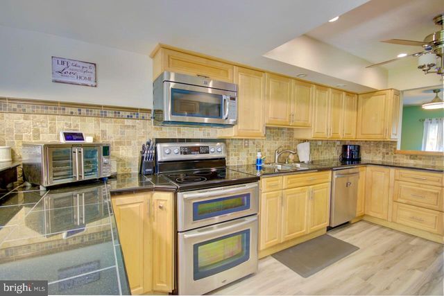 18 PLUMTREE RD, Levittown, PA 19056