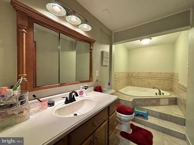 18 PLUMTREE RD, Levittown, PA 19056