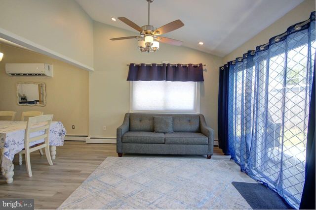 18 PLUMTREE RD, Levittown, PA 19056