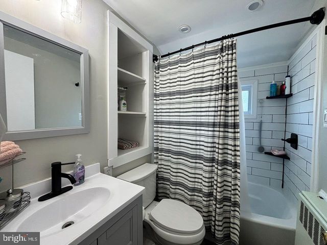 18 PLUMTREE RD, Levittown, PA 19056
