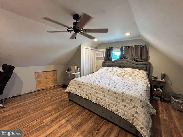 18 PLUMTREE RD, Levittown, PA 19056