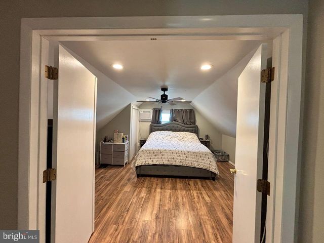 18 PLUMTREE RD, Levittown, PA 19056