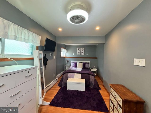 18 PLUMTREE RD, Levittown, PA 19056