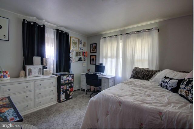 18 PLUMTREE RD, Levittown, PA 19056
