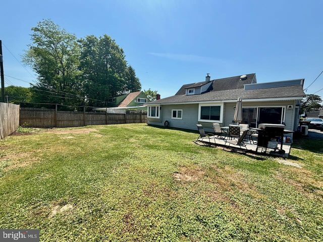18 PLUMTREE RD, Levittown, PA 19056