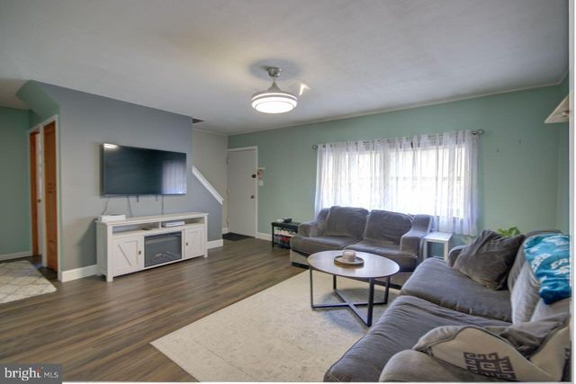 18 PLUMTREE RD, Levittown, PA 19056