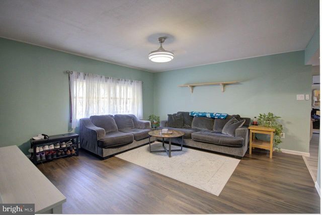 18 PLUMTREE RD, Levittown, PA 19056