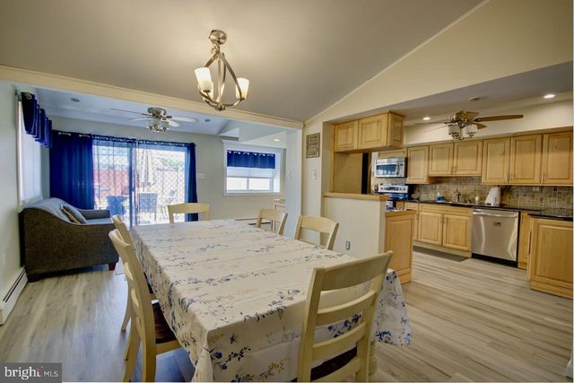 18 PLUMTREE RD, Levittown, PA 19056