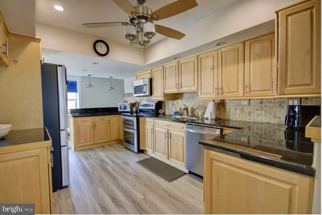 18 PLUMTREE RD, Levittown, PA 19056